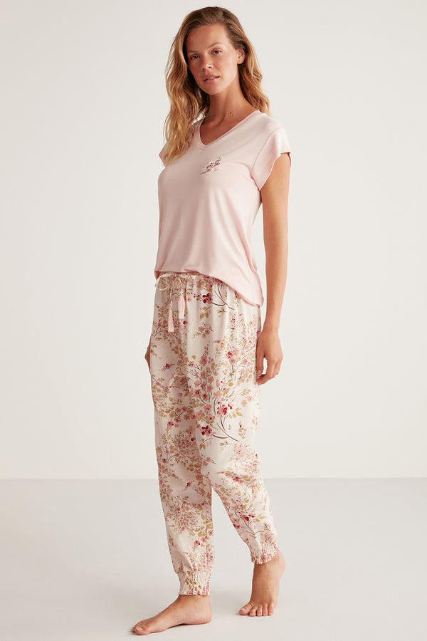 Pyjama à haut rose uni et pantalon fleuri