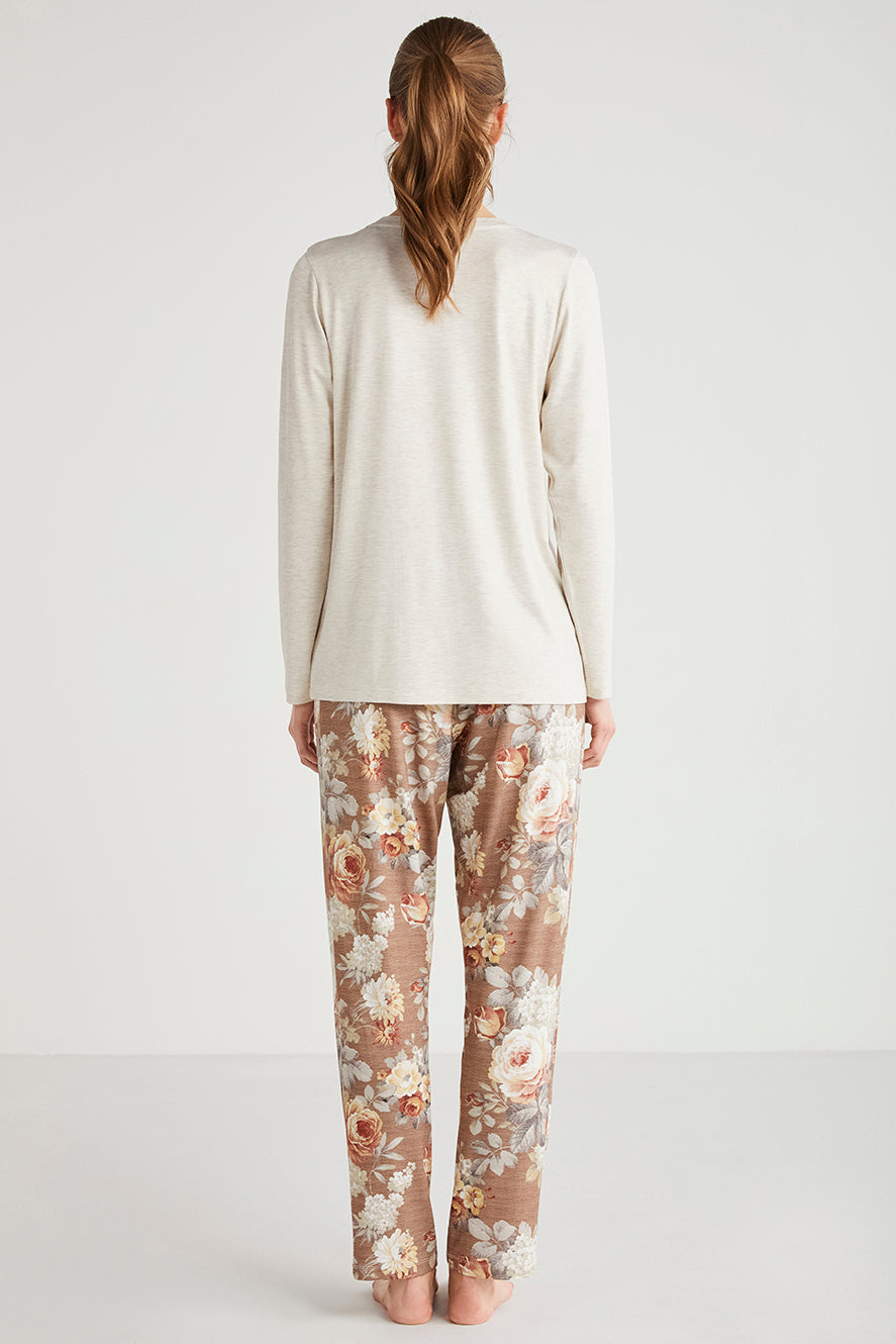 Pyjama à haut écru et pantalon à motif floral
