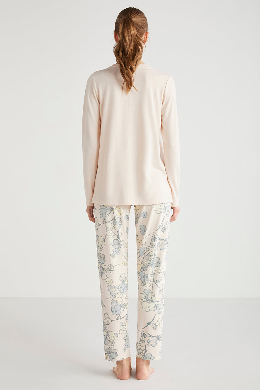 Pyjama à haut rose clair et pantalon à motif fleuri