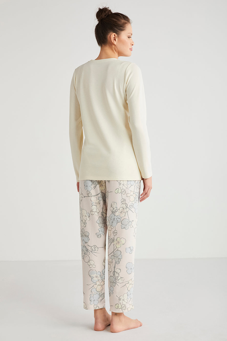 Pyjama à haut écru et pantalon à motif floral