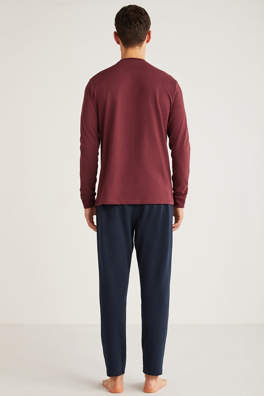 Pyjama à haut bordeaux uni et pantalon bleu uni CN