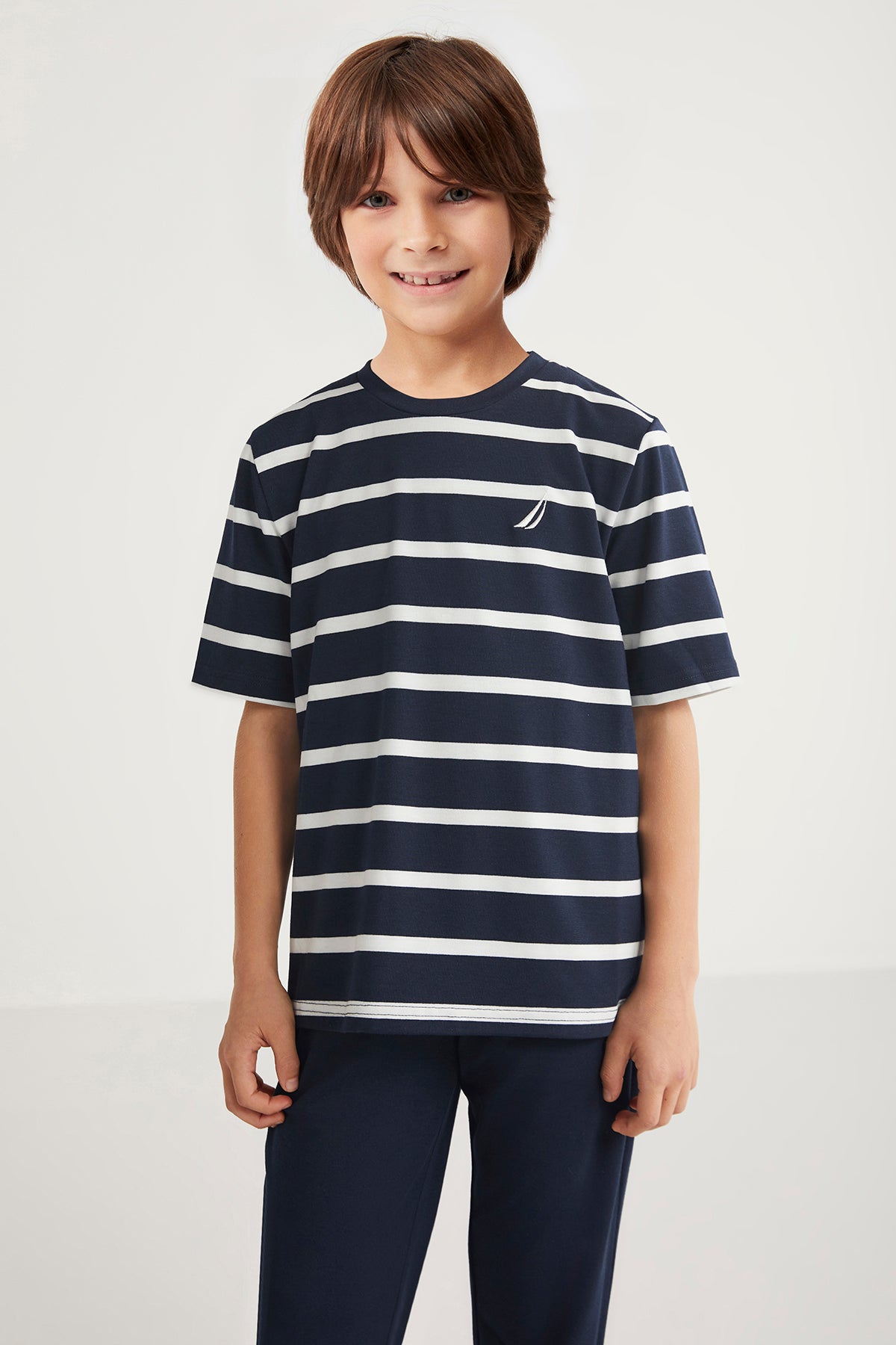 Ensemble garçon à haut bleu rayé et pantalon bleu uni