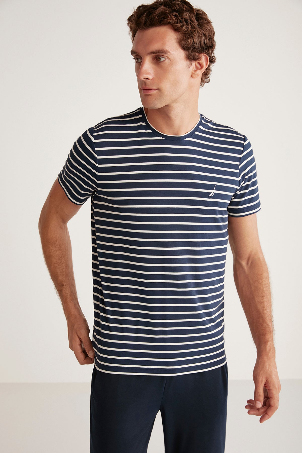 Ensemble short homme à haut bleu rayé et short bleu uni