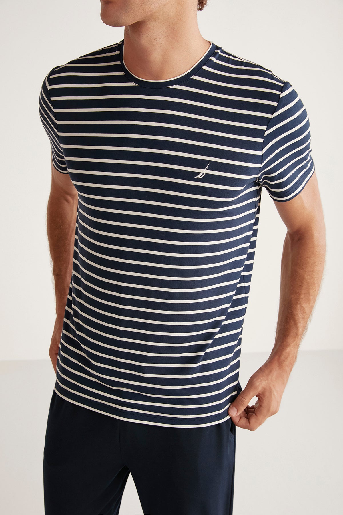Ensemble short homme à haut bleu rayé et short bleu uni