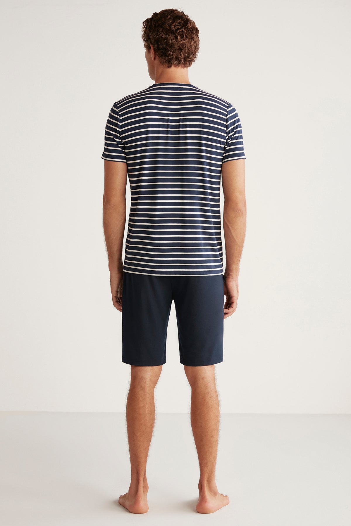 Ensemble short homme à haut bleu rayé et short bleu uni