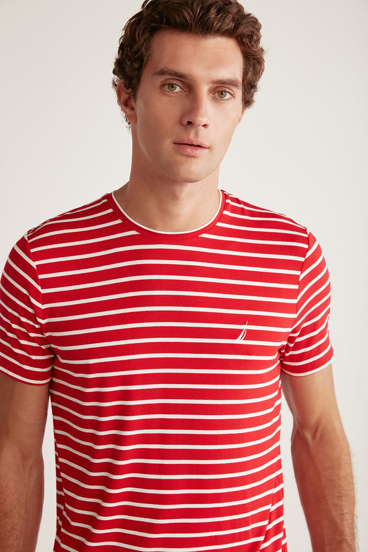 Ensemble short homme à haut rouge rayé et short bleu uni