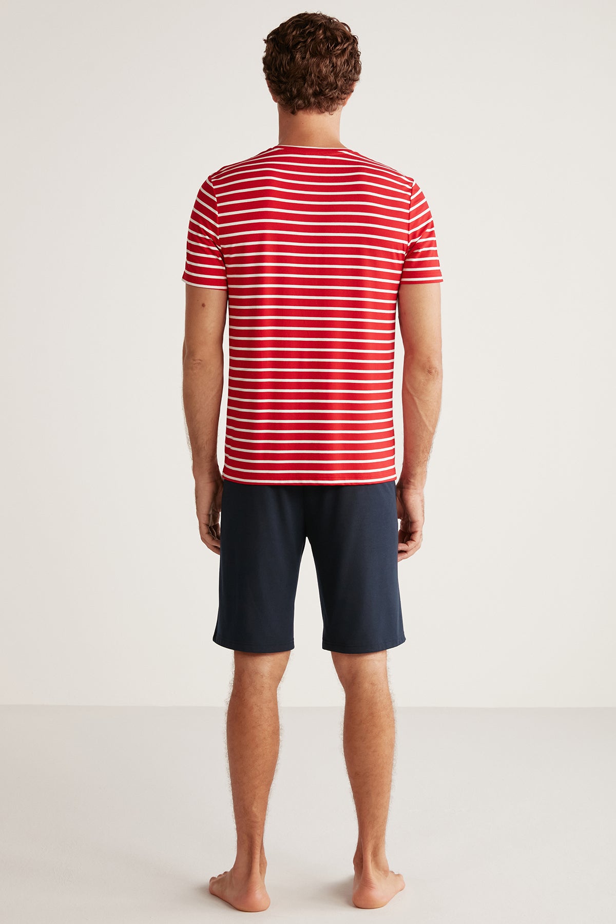 Ensemble short homme à haut rouge rayé et short bleu uni