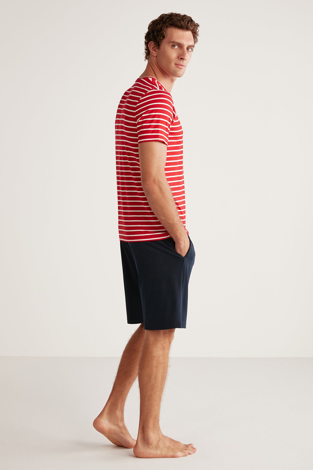 Ensemble short homme à haut rouge rayé et short bleu uni