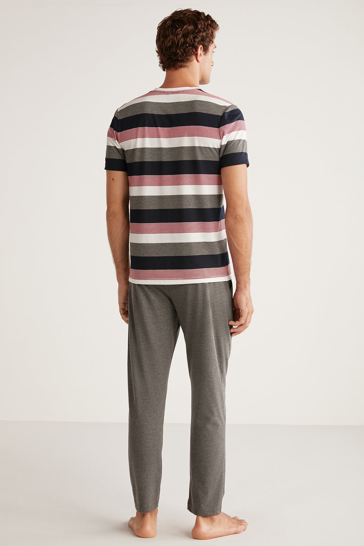 Pyjama homme à haut rayé et pantalon gris uni
