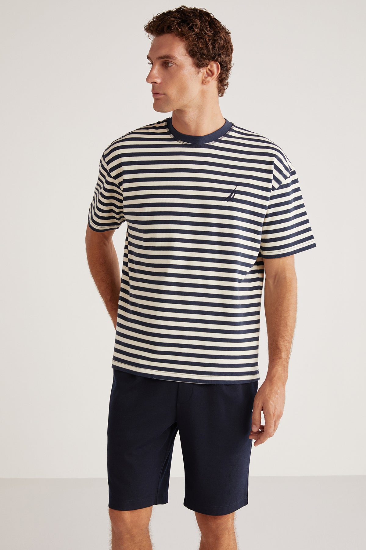 Ensemble short homme à haut bleu rayé et short bleu uni