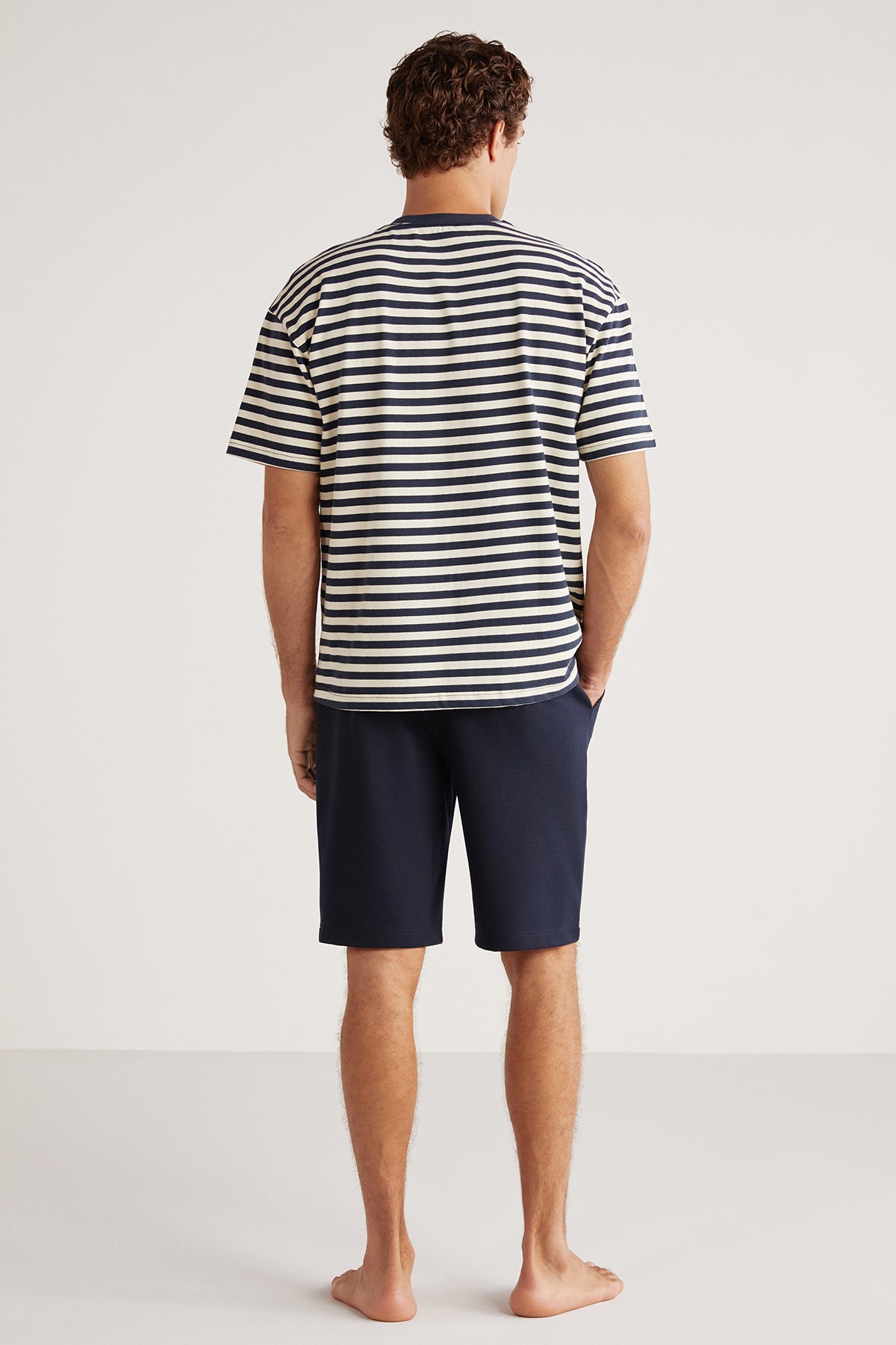 Ensemble short homme à haut bleu rayé et short bleu uni