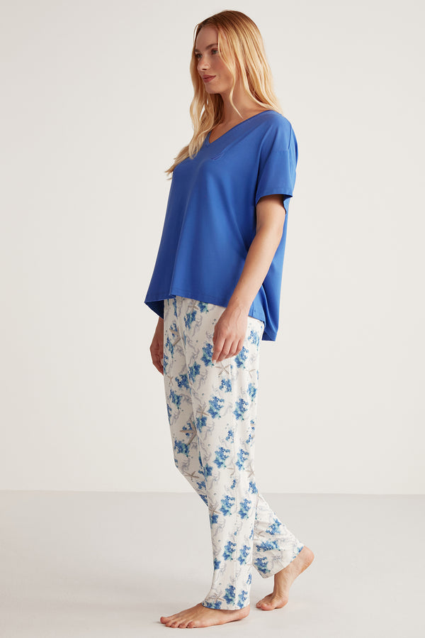 Pyjama à haut bleu azur et pantalon motif fleuri