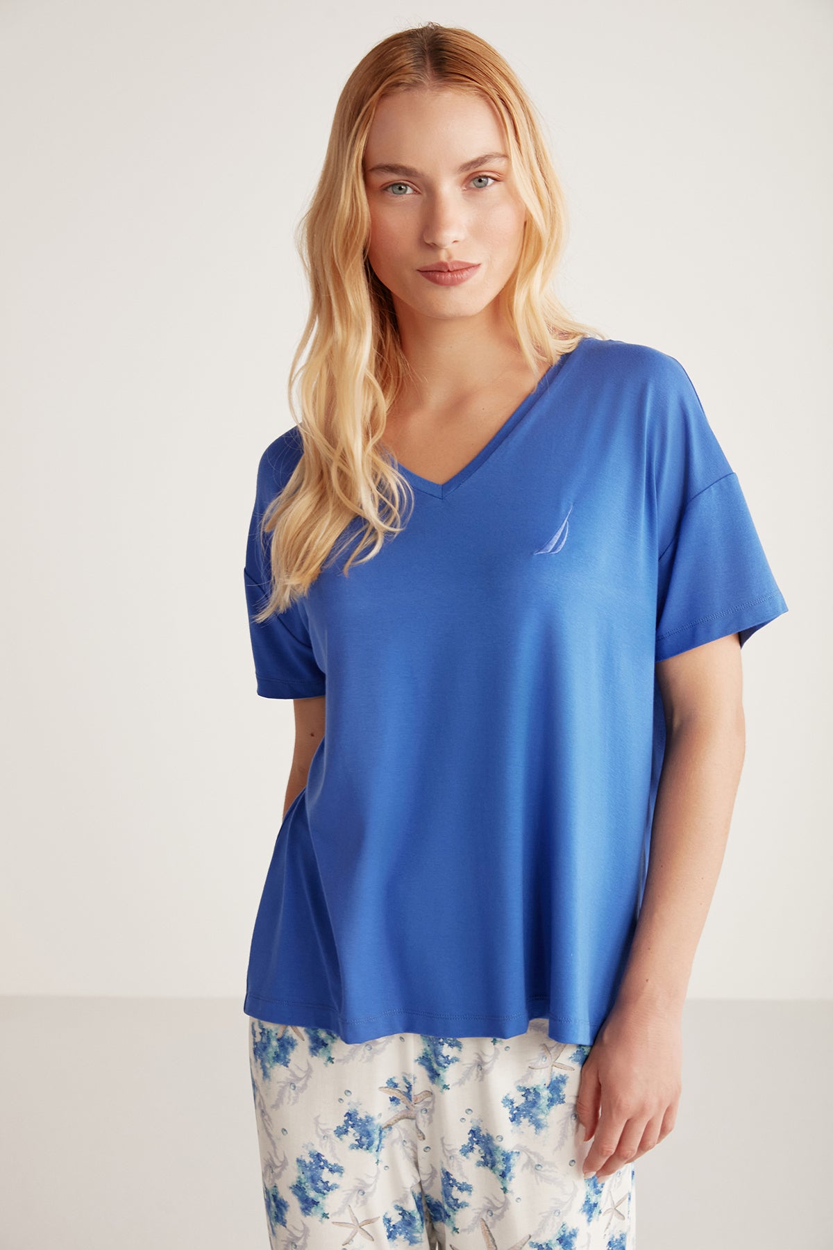 Pyjama à haut bleu azur et pantalon motif fleuri