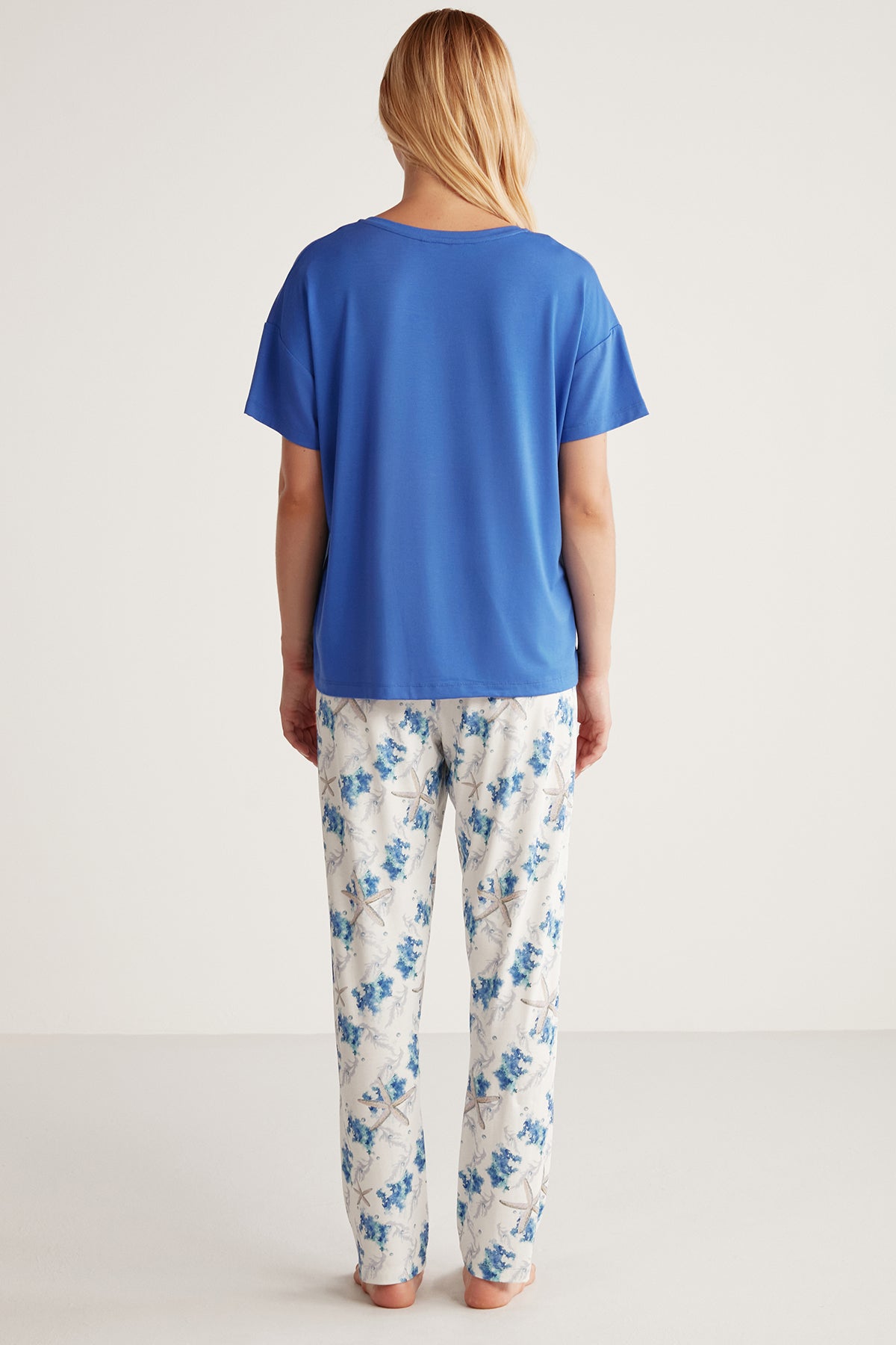 Pyjama à haut bleu azur et pantalon motif fleuri