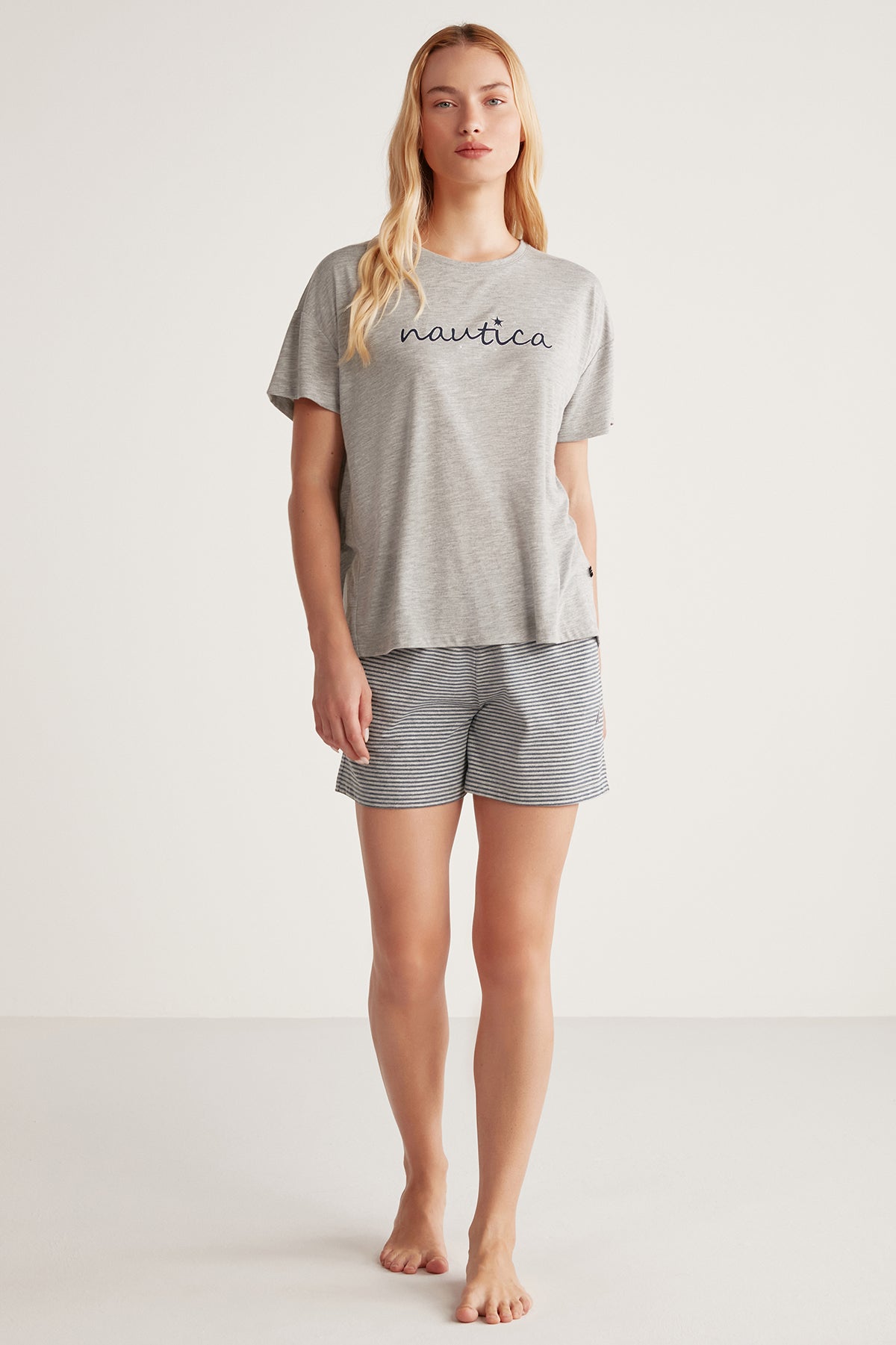 Ensemble short rayé et t-shirt gris