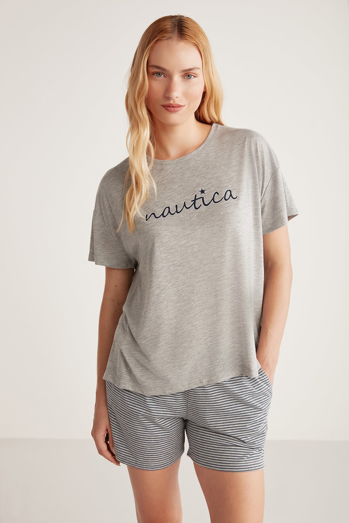 Ensemble short rayé et t-shirt gris