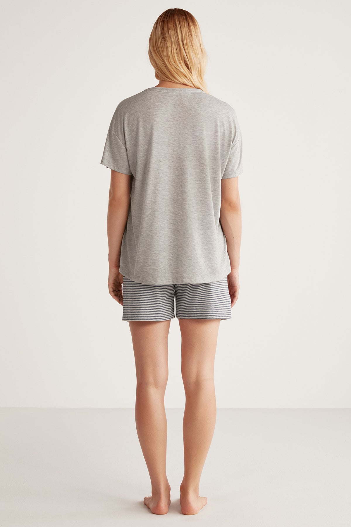 Ensemble short rayé et t-shirt gris