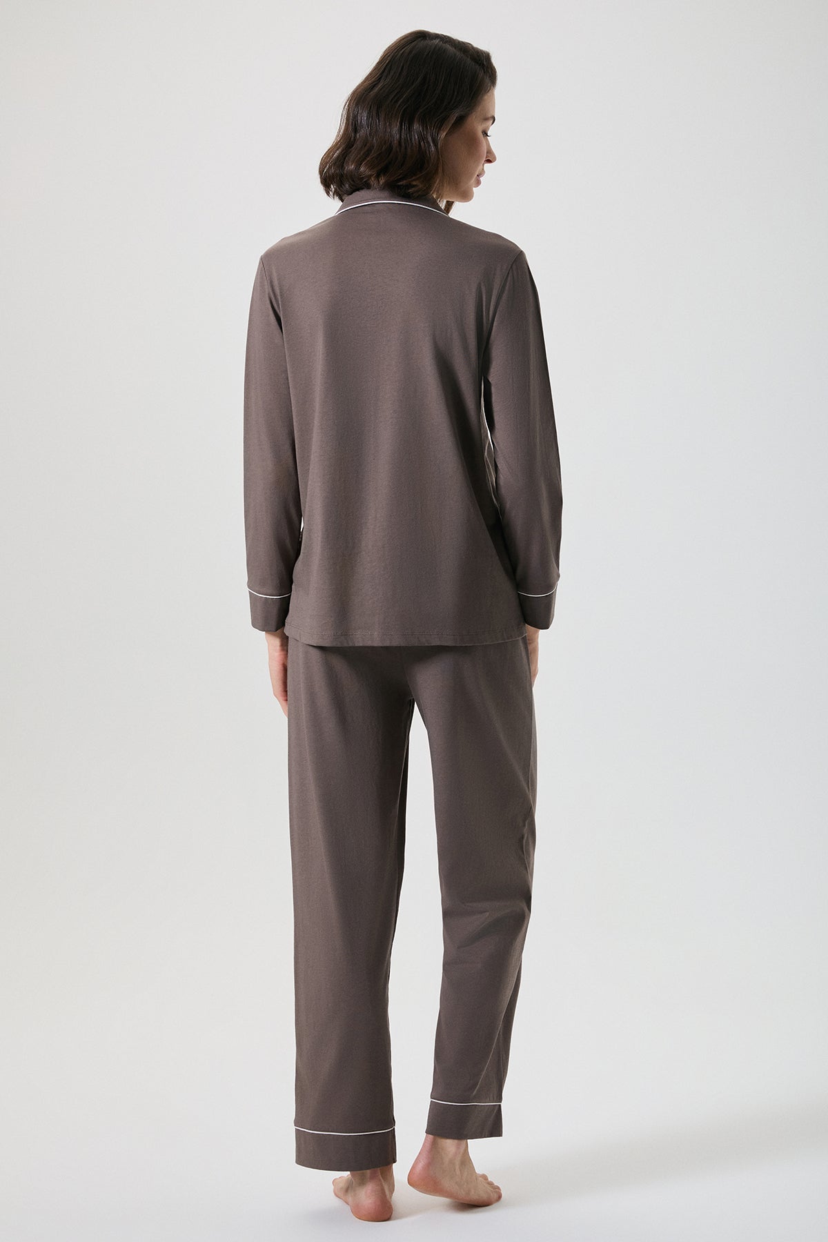 Aube Sereine - Pyjama boutonné - Lumière naissante et élégance apaisée