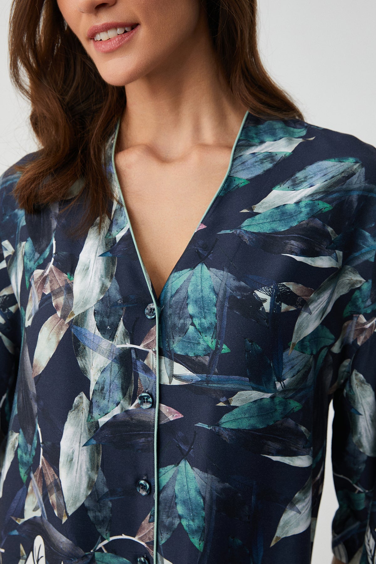 Orchidée Nocturne - Pyjama boutonné - Élégance sensuelle et raffinement mystérieux