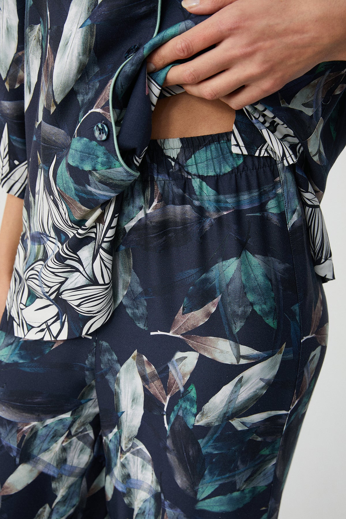 Orchidée Nocturne - Pyjama boutonné - Élégance sensuelle et raffinement mystérieux