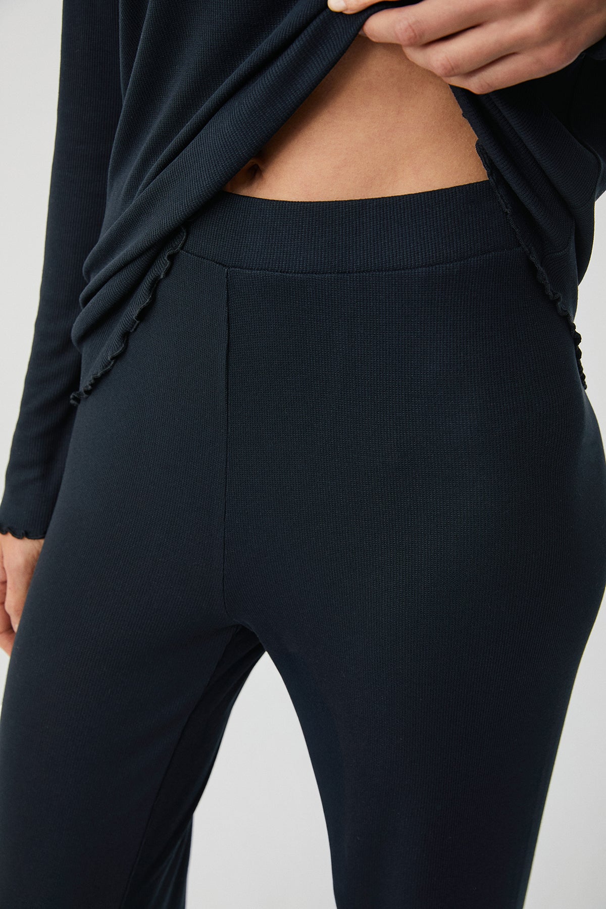 Ébène Camélia - Pyjama 2 Pcs - Élégance intime et sobriété raffinée