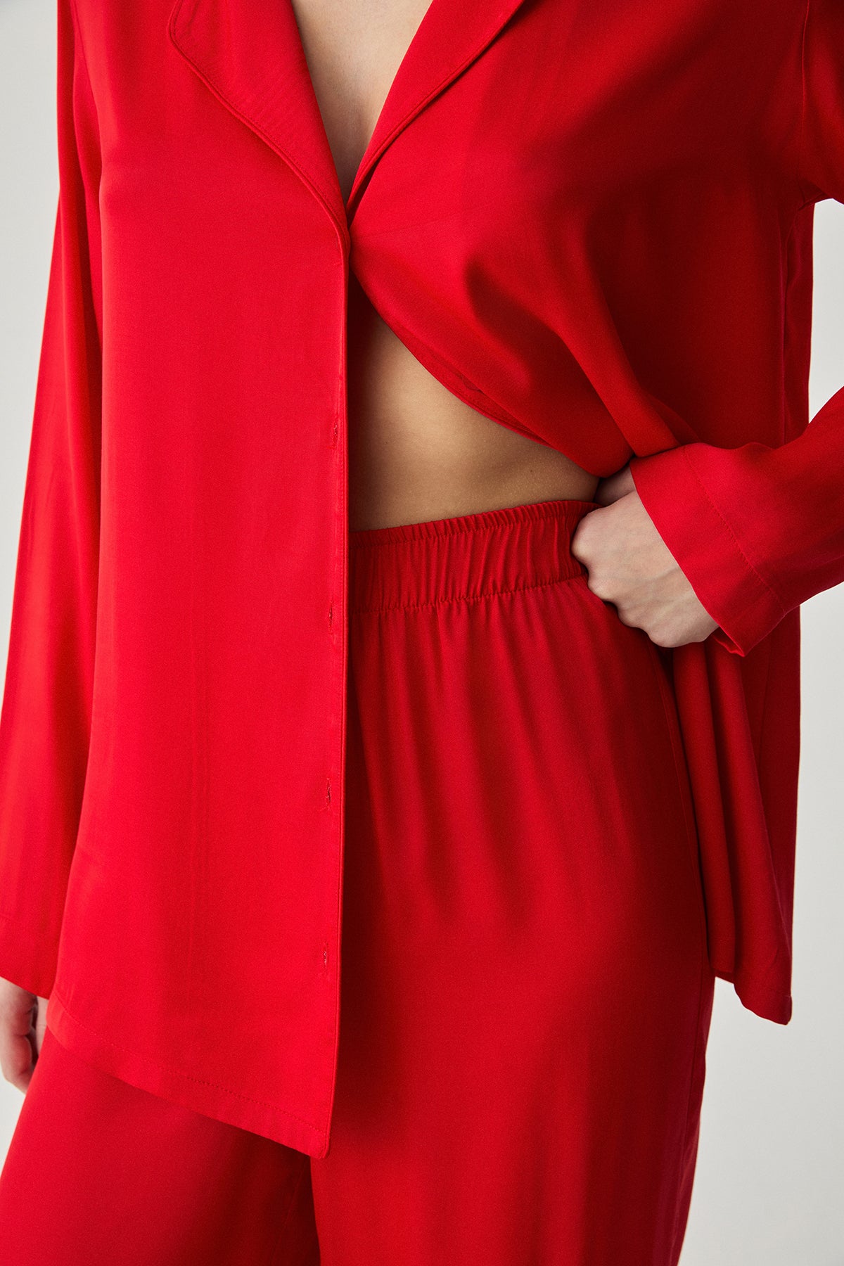 Rouge Élixir - Pyjama boutoné - Élégance souveraine et fluidité majestueuse