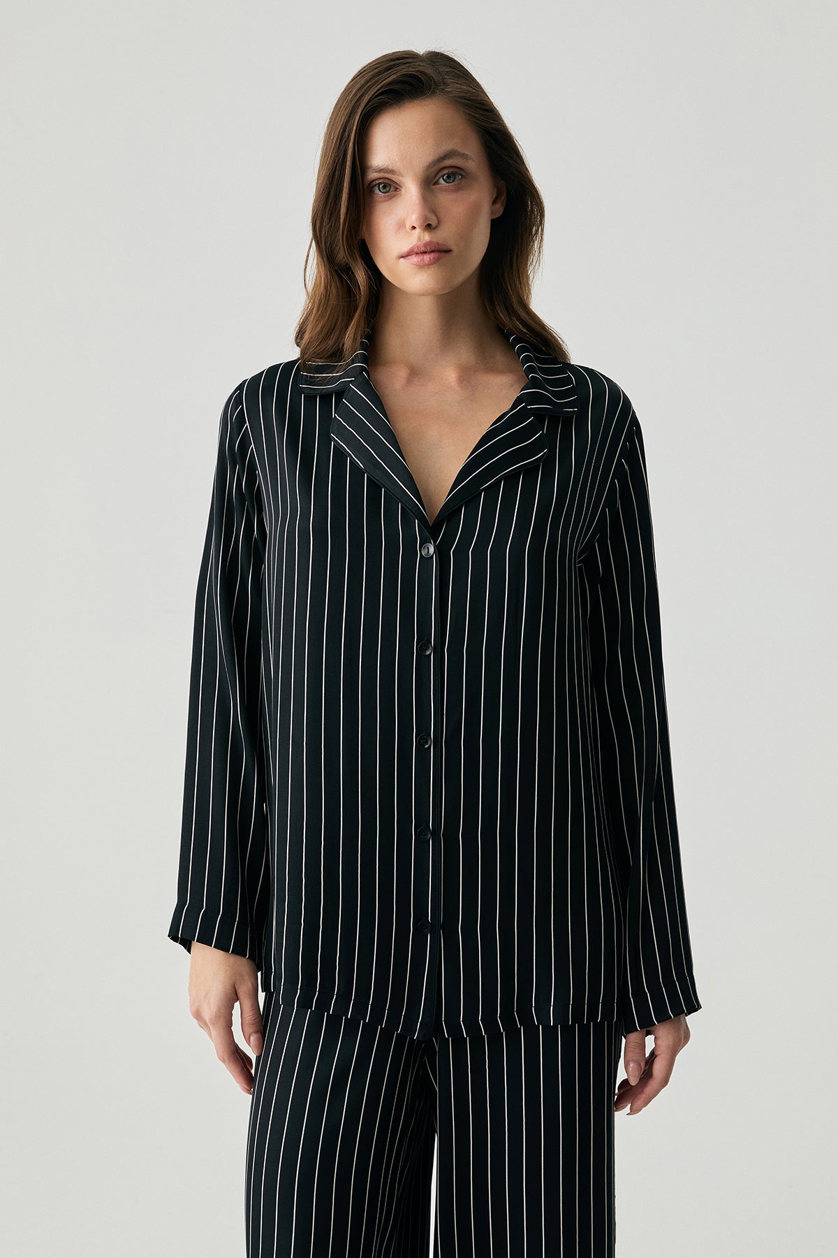 Tentation Noire - Pyjama boutoné - Allure envoûtante et élégance affirmée