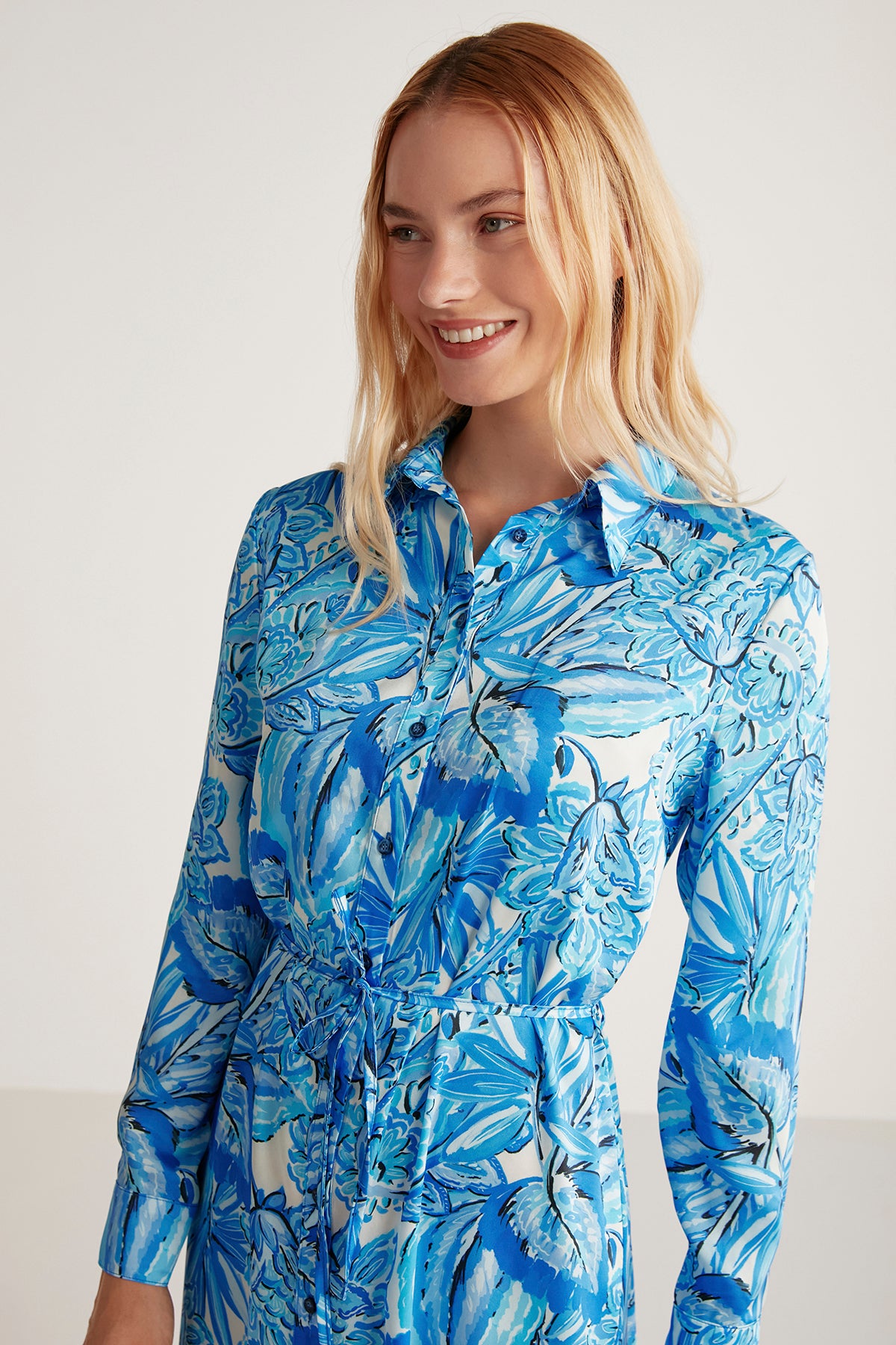 Robe chemise longue bleue imprimée