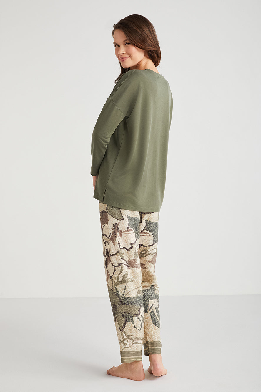 Pyjama à haut vert kaki uni et pantalon à motif floral
