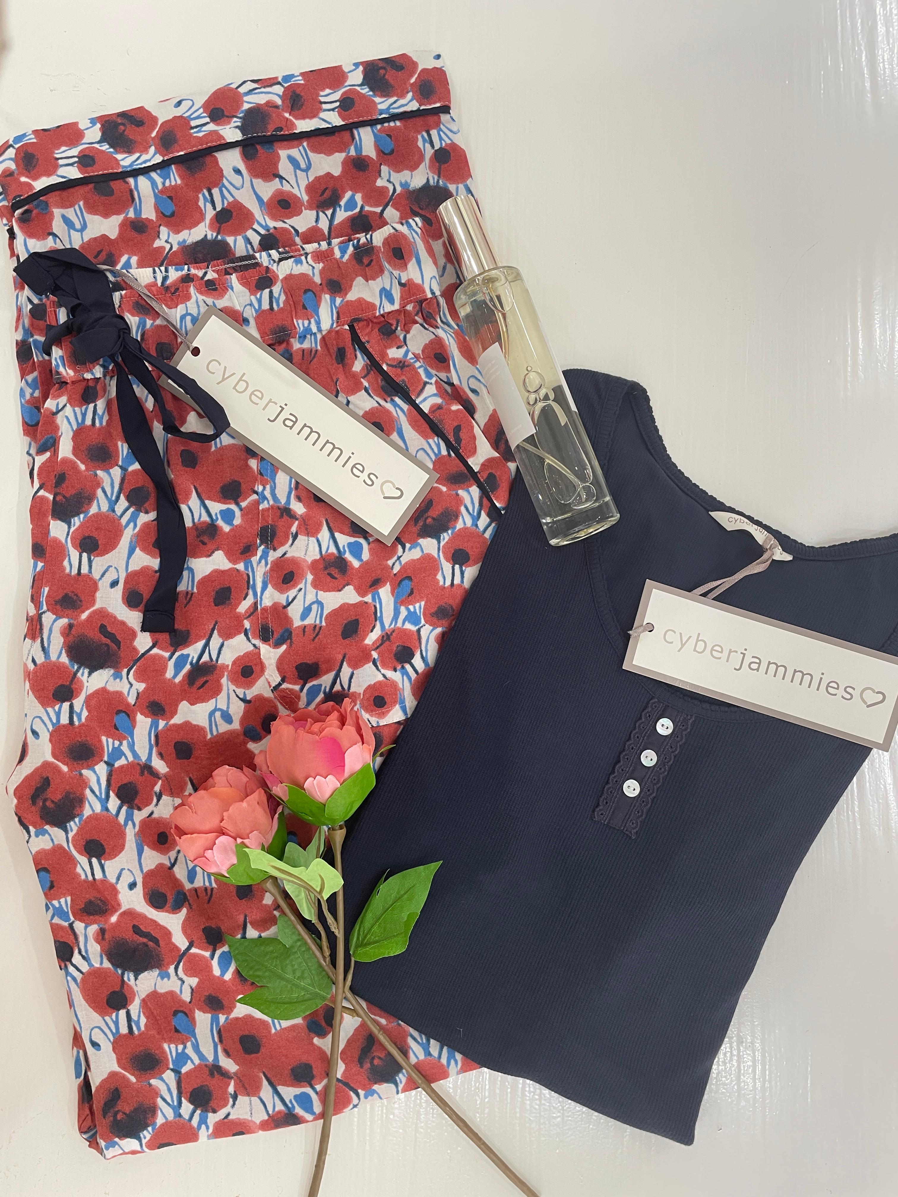 Pyjama bleu à pantalon rouge fleuri