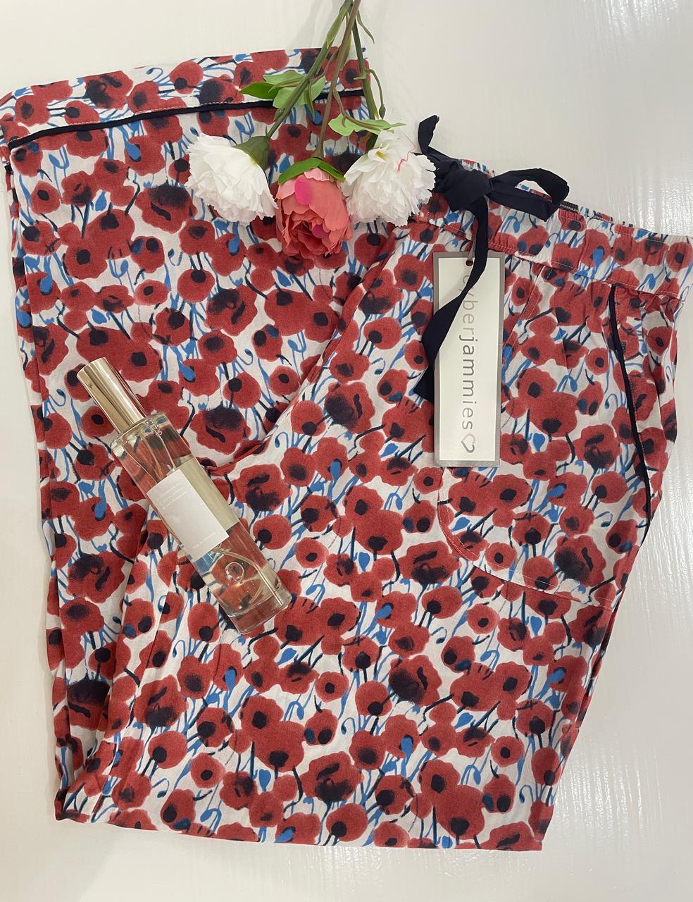 Pyjama bleu à pantalon rouge fleuri