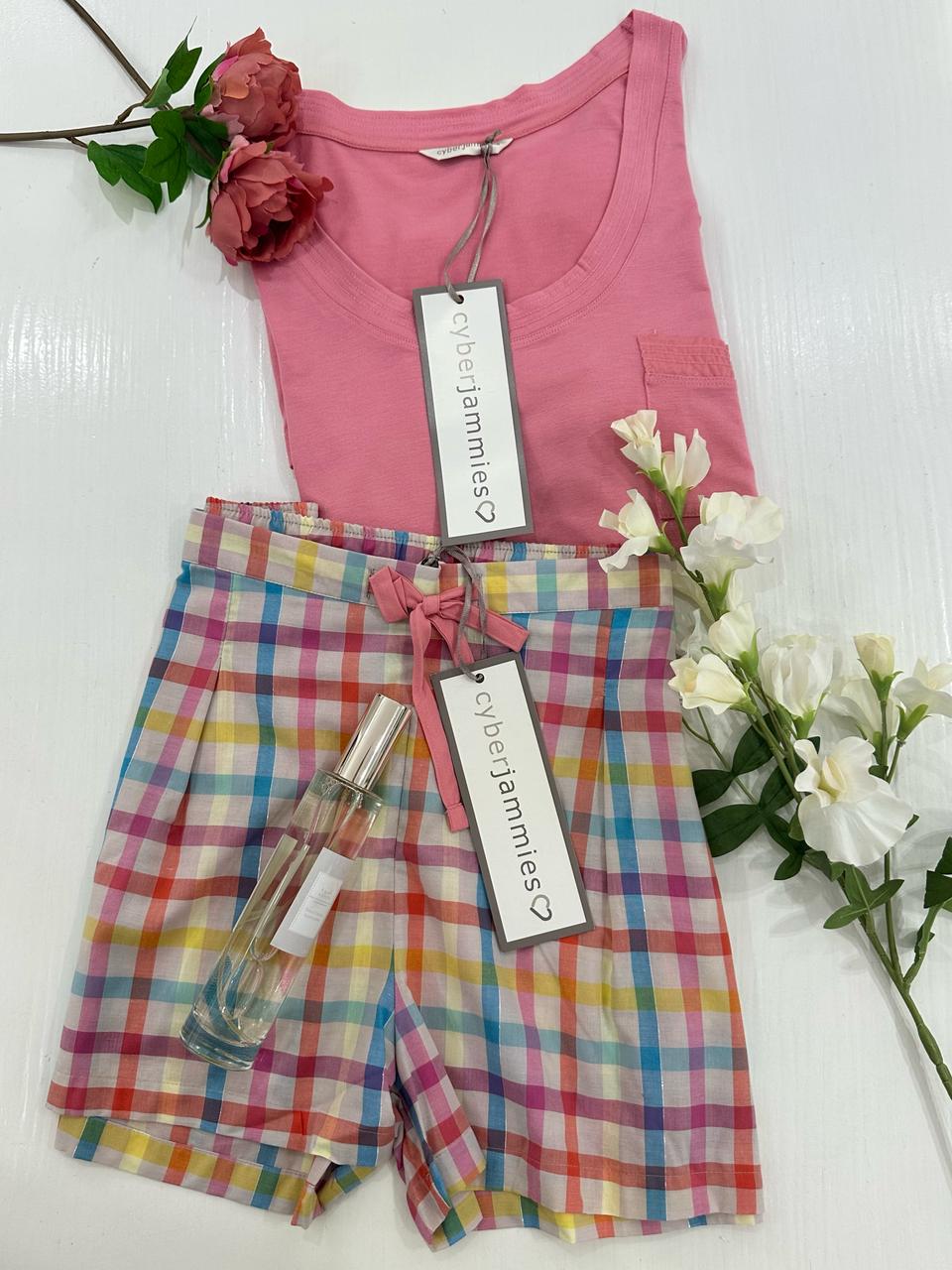 Ensemble short carreaux et t-shirt rose