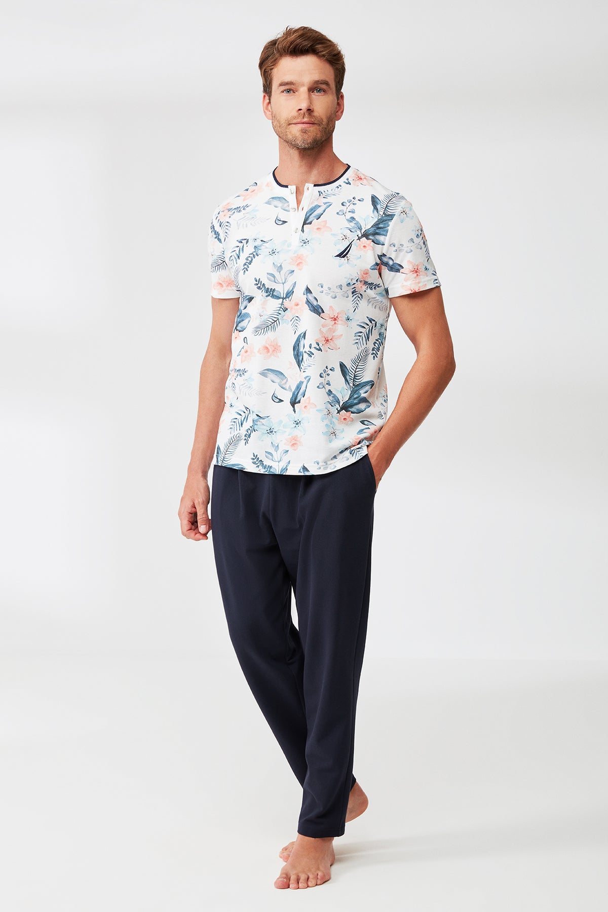 Pyjama à pantalon bleu uni et t-shirt blanc à motif floral