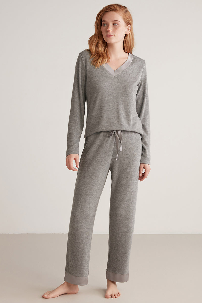 Pyjama gris uni à col et bas de jambes en satin