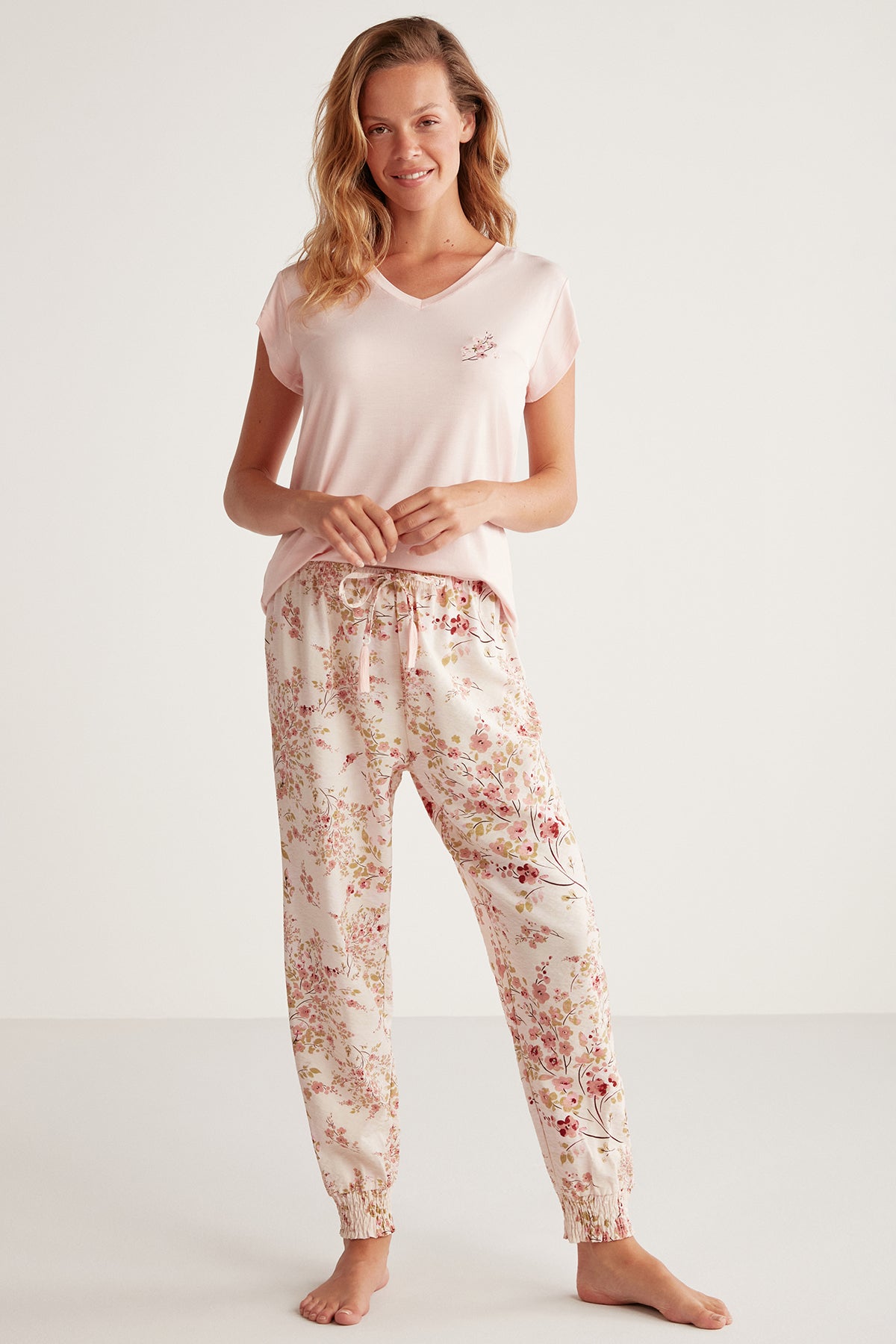 Pyjama à haut rose uni et pantalon fleuri