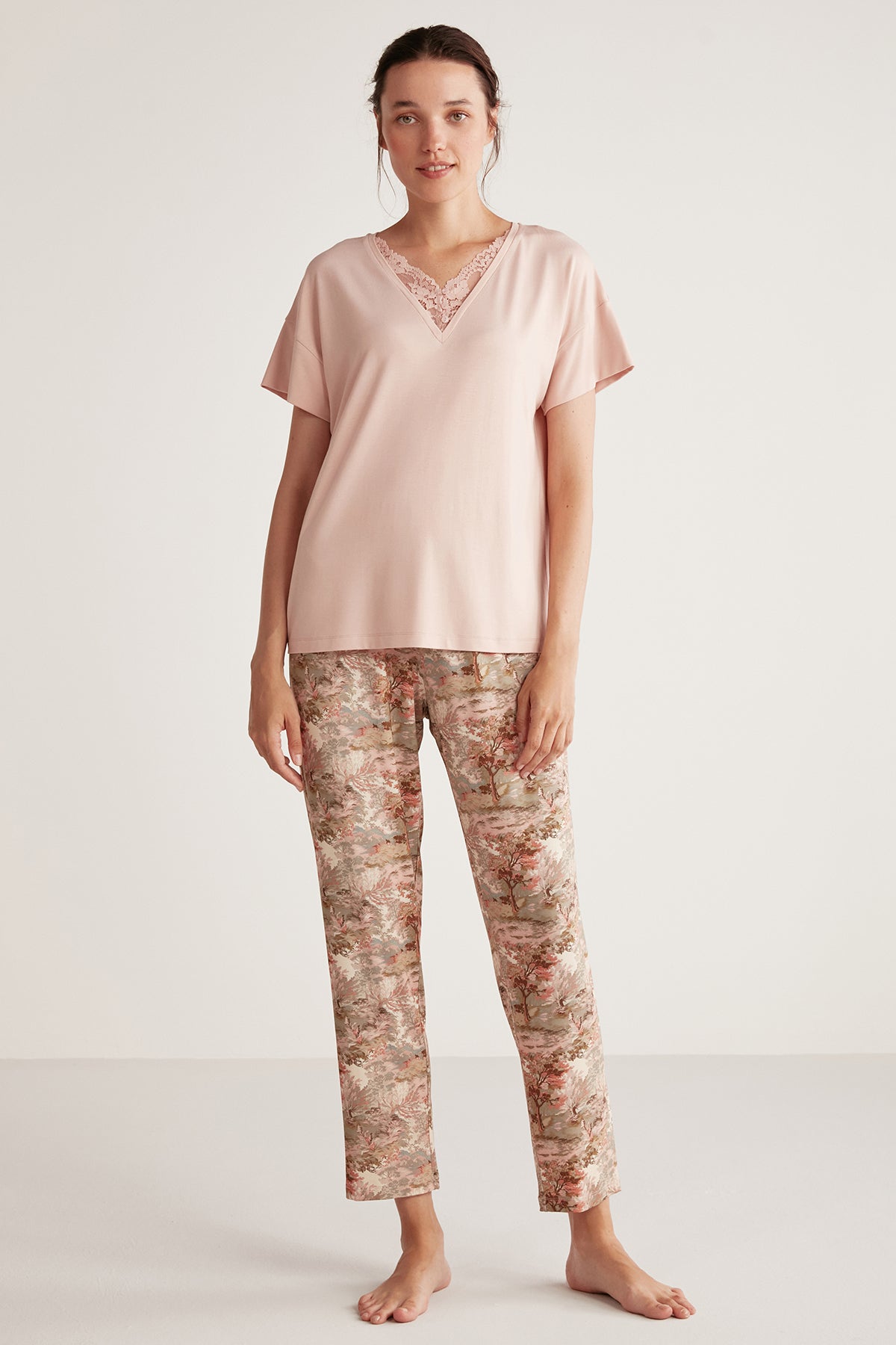 Pyjama rose à haut uni et  pantalon à motif fleuri