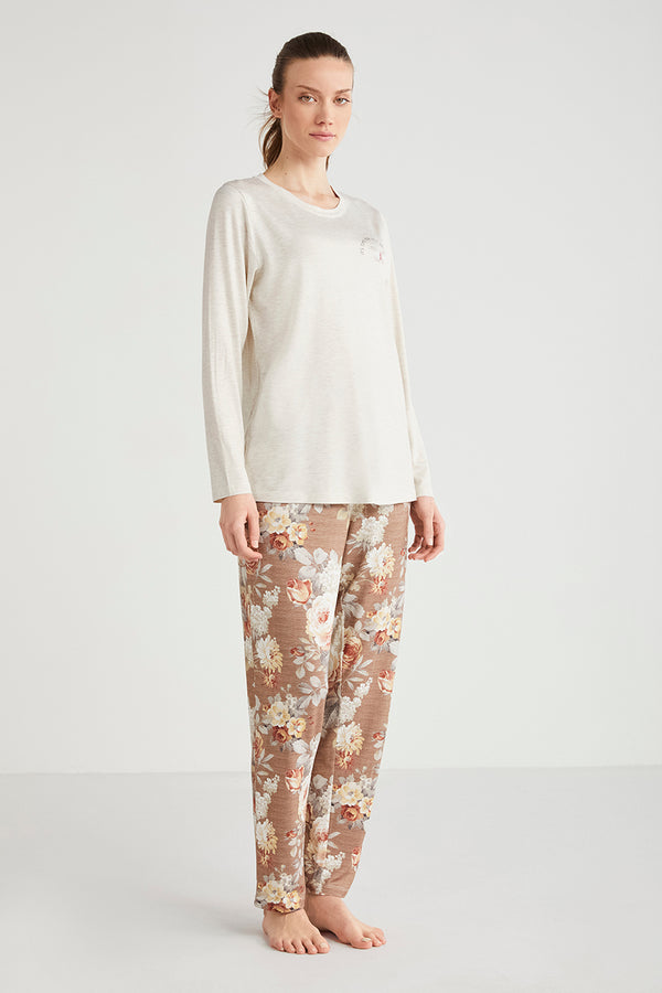 Pyjama à haut écru et pantalon à motif floral