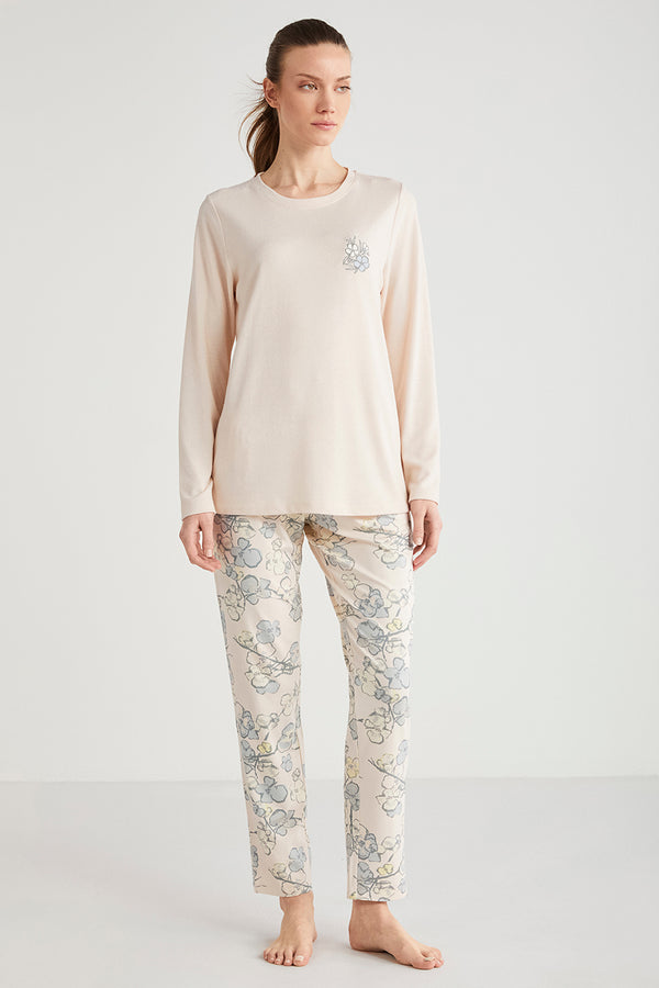 Pyjama à haut rose clair et pantalon à motif fleuri