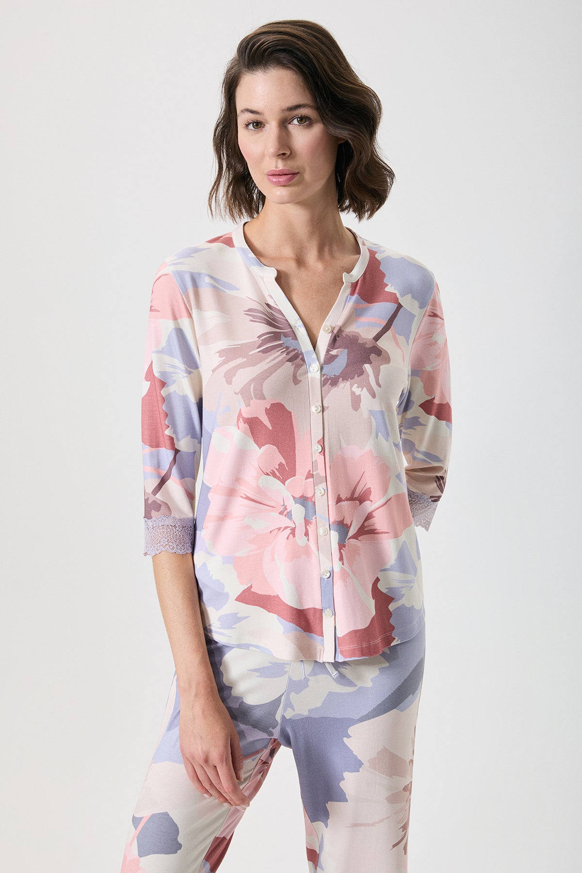 Attente Poudrée - Pyjama boutonné-  Élégance douce et féminité paisible