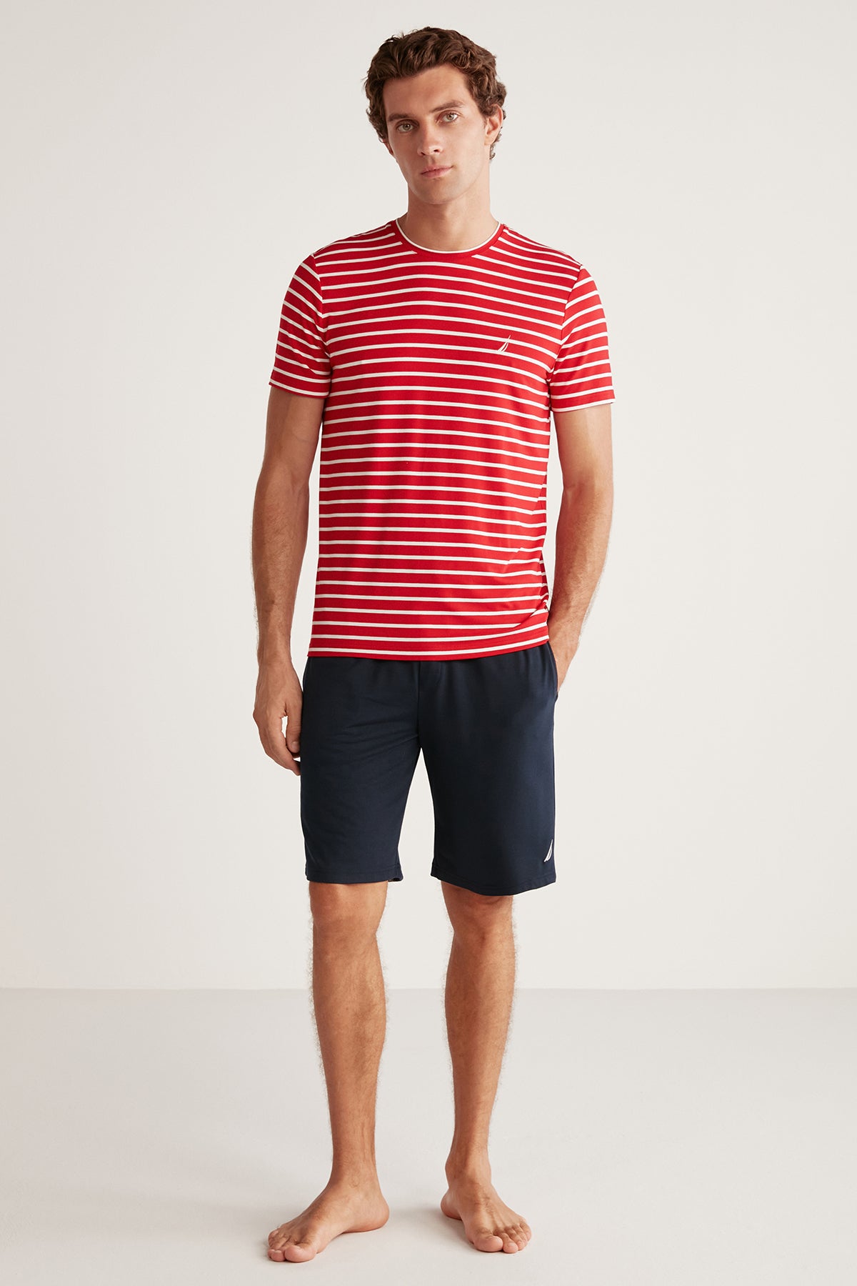 Ensemble short homme à haut rouge rayé et short bleu uni