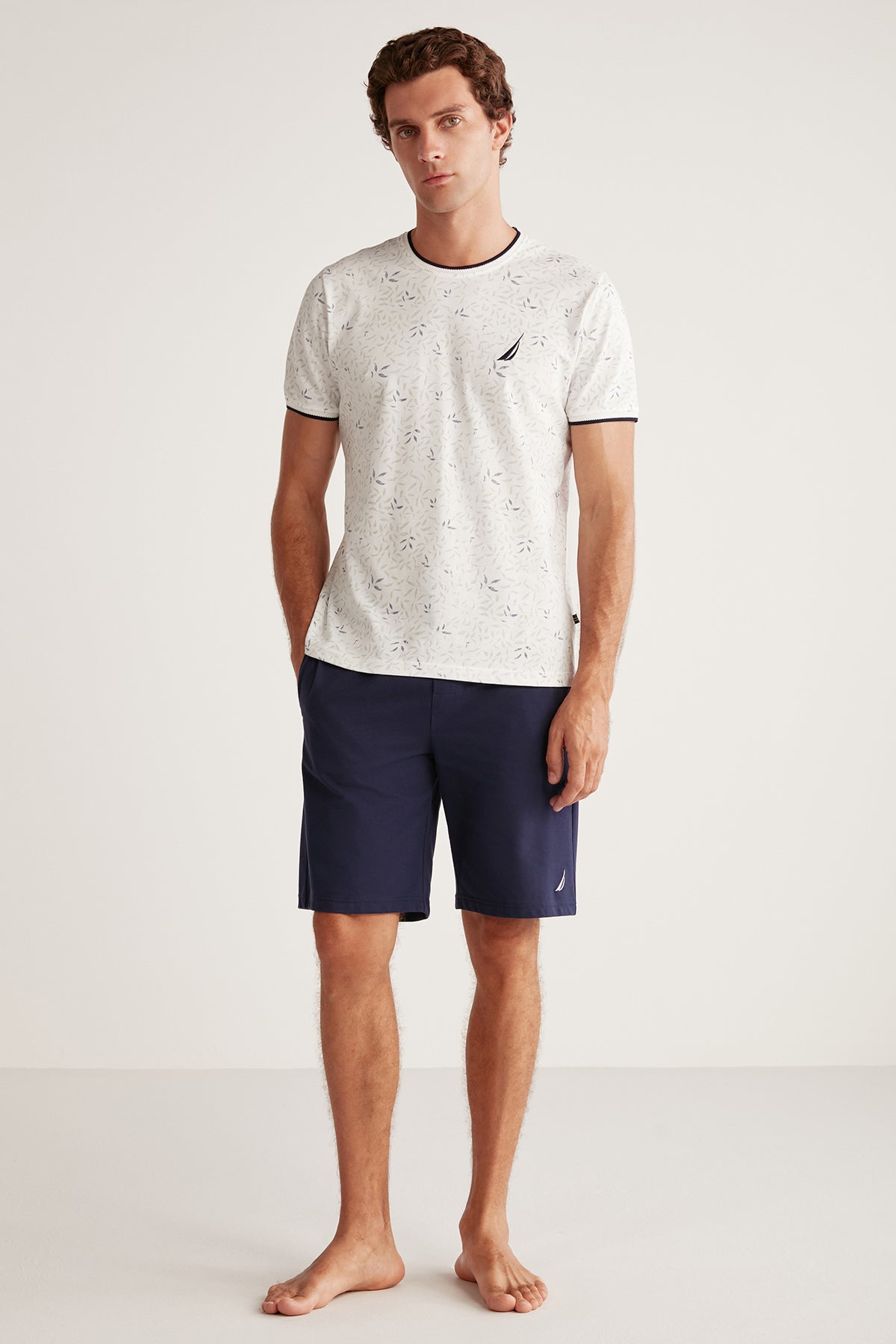 Ensemble short homme à haut blanc imprimé et short bleu uni