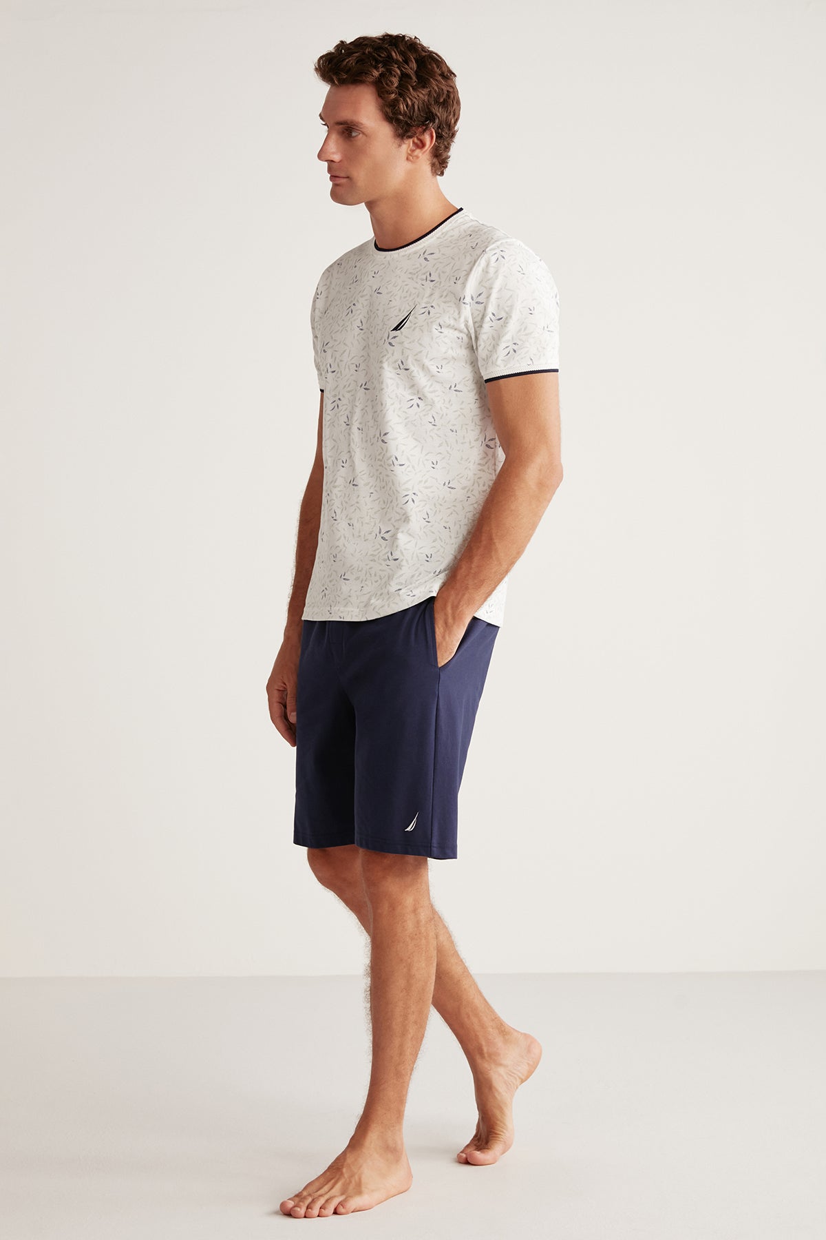 Ensemble short homme à haut blanc imprimé et short bleu uni