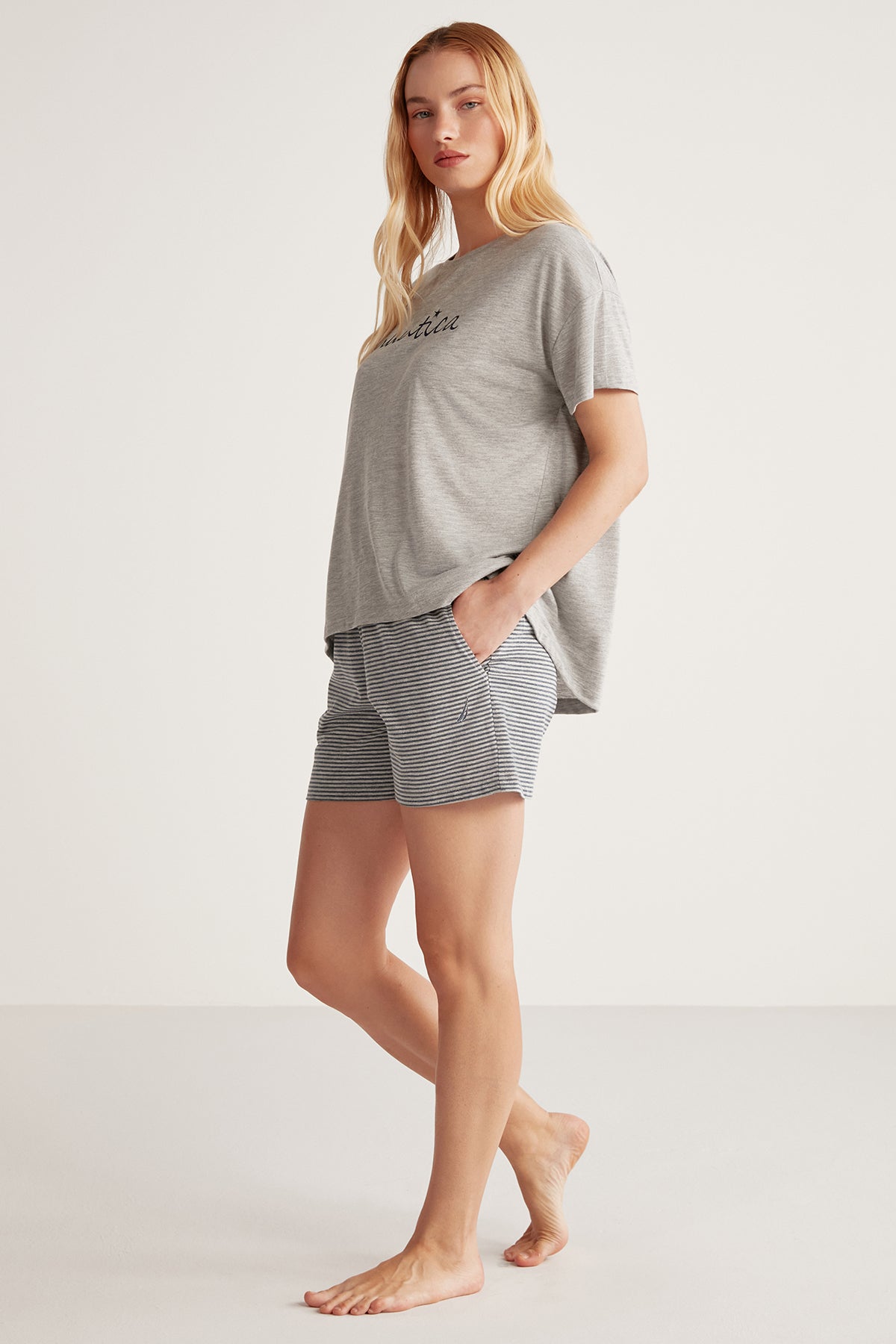 Ensemble short rayé et t-shirt gris