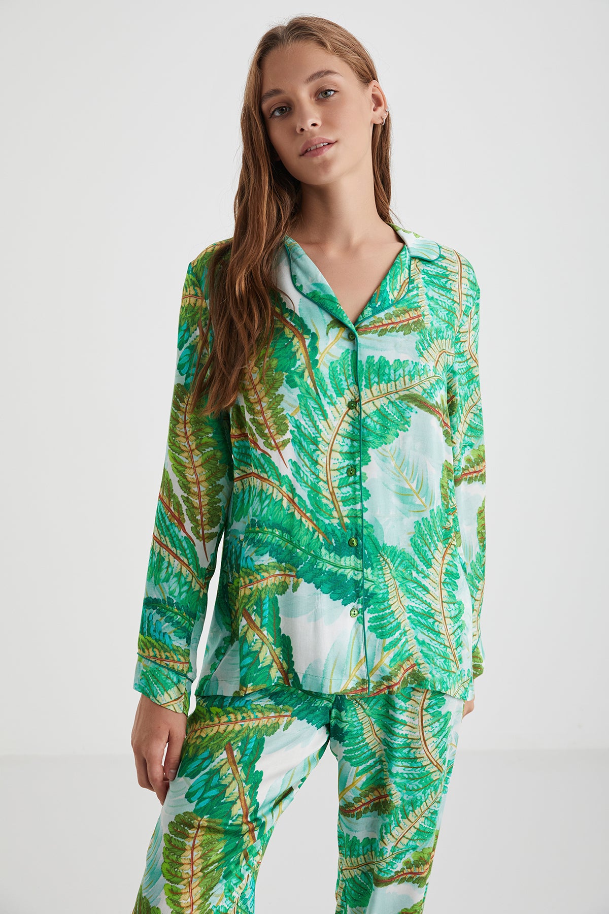 Forêt Tropicale – Pyjama boutonné - Élégance naturelle et évasion tropicale