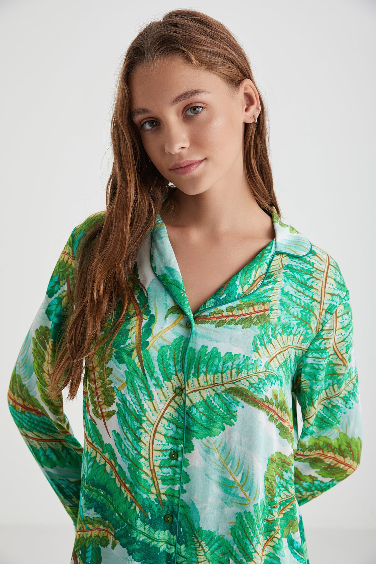 Forêt Tropicale – Pyjama boutonné - Élégance naturelle et évasion tropicale