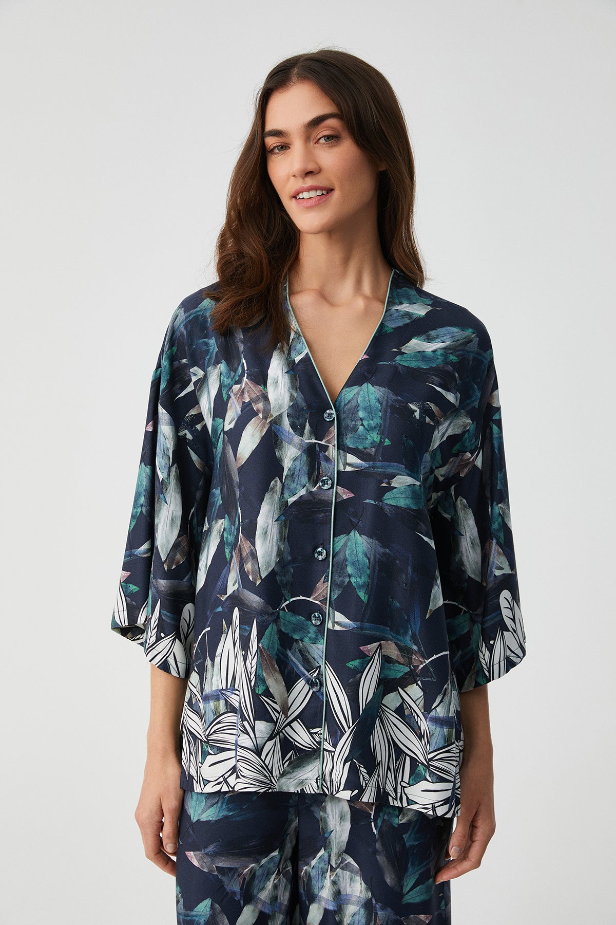Orchidée Nocturne - Pyjama boutonné - Élégance sensuelle et raffinement mystérieux