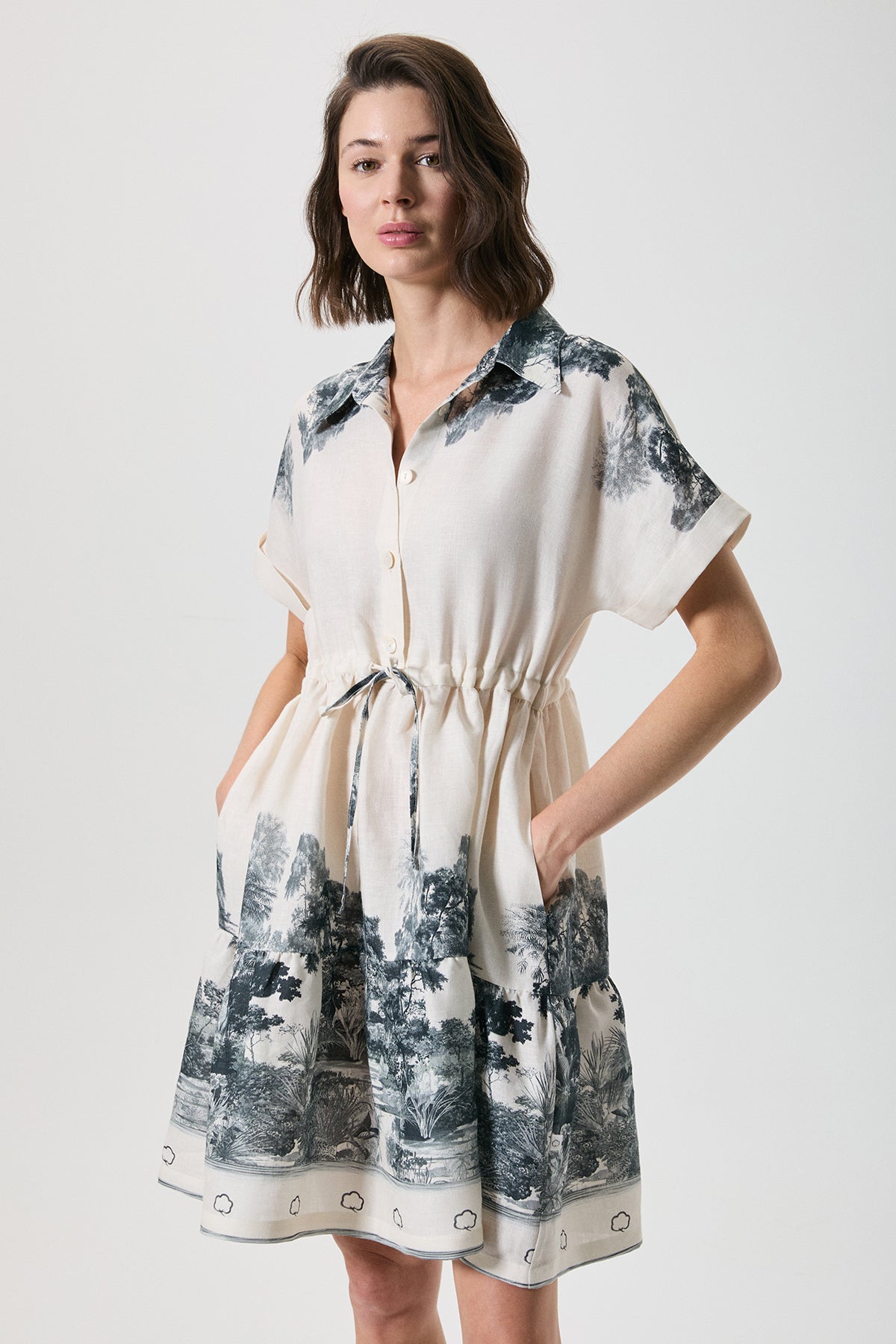 Jasmine Ébène - Robe courte -  Grâce naturelle et élégance artistique