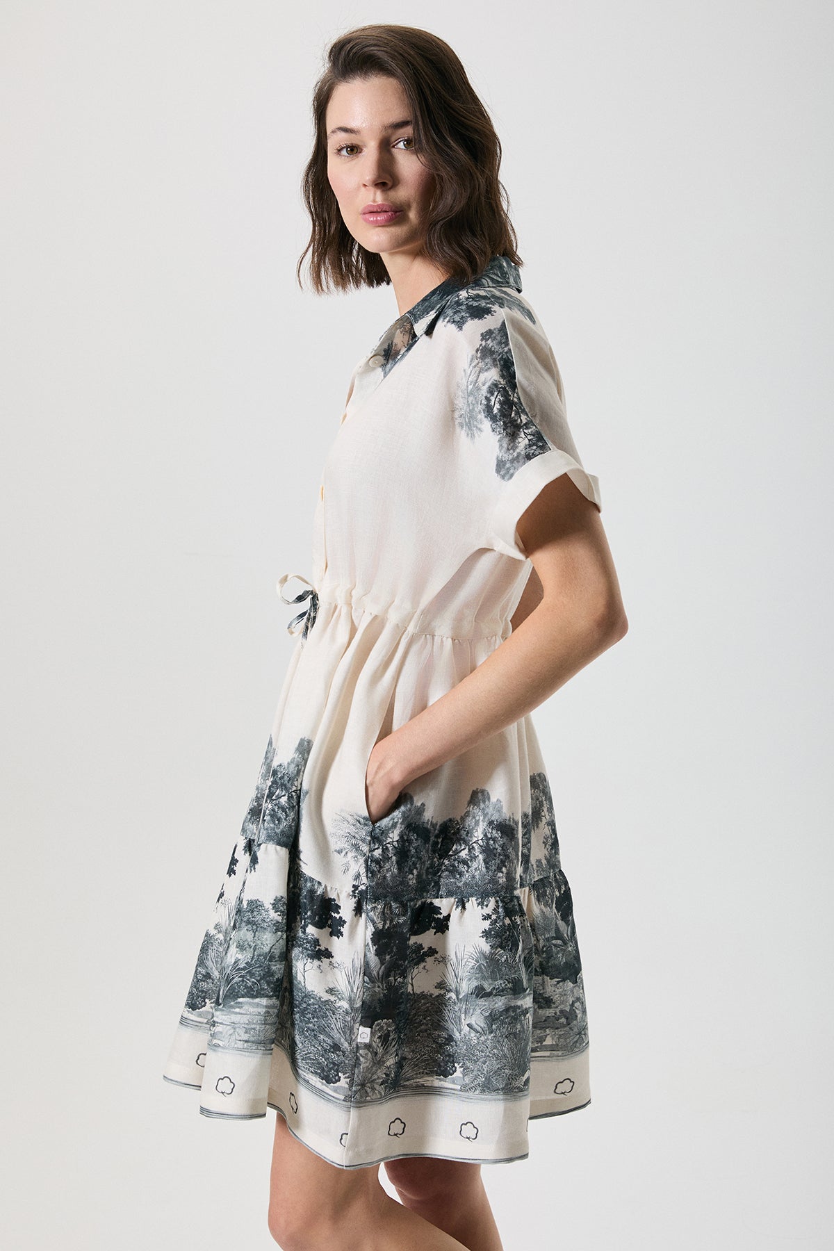 Jasmine Ébène - Robe courte -  Grâce naturelle et élégance artistique