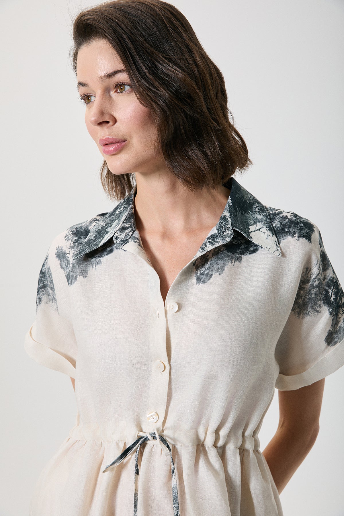 Jasmine Ébène - Robe courte -  Grâce naturelle et élégance artistique