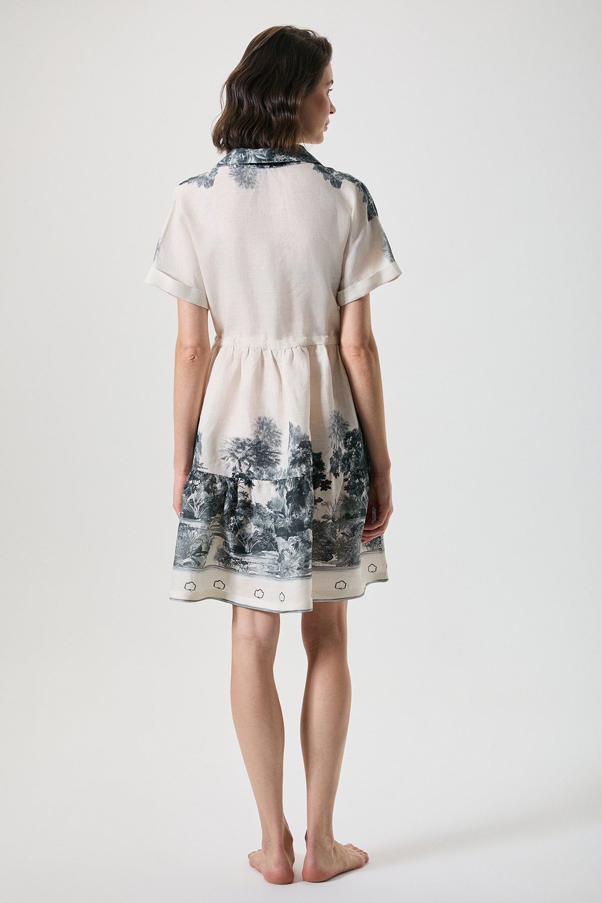 Jasmine Ébène - Robe courte -  Grâce naturelle et élégance artistique